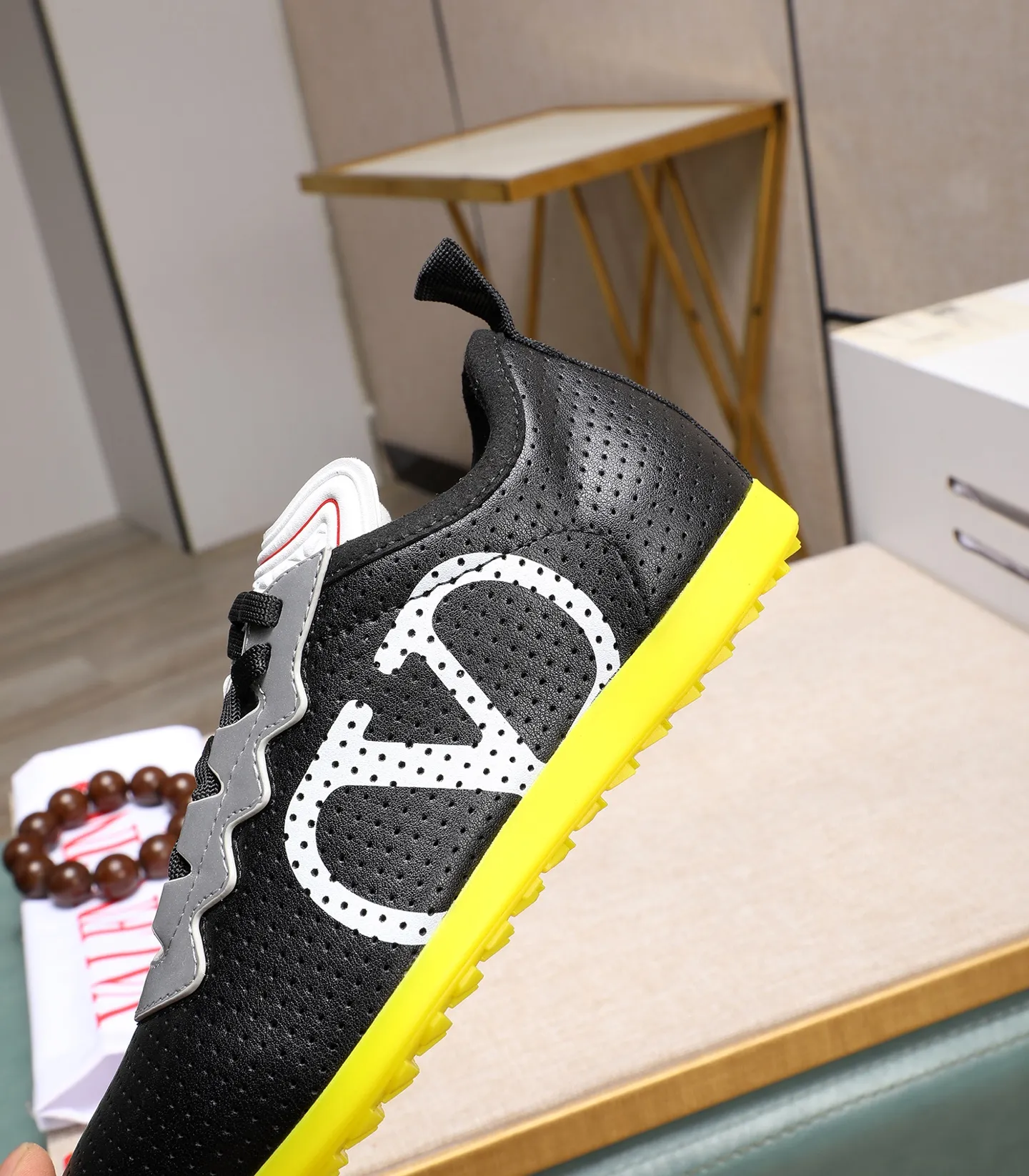 Men's Men's Shoes 💰620 VALENTINO 🌹🌹🌹2025 Valentino's latest spring sneakers! The counter 🔥 recommends RUNBOOT, which is lightweight and comfortable. It has a multi-functional design that integrates blue sneakers, running shoes, and fashionable sneakers to create a cool on-foot effect. ♥️♥️Fashionable sneakers that are sought after by many popular celebrities and fashion influencers♥️♥️. 👉All-round original 1:1 high-end production 👉Fabrics: Two options: delicate, soft and comfortable eyelet lambskin and high-end technical fabrics 👍Super soft suede special lining inside 👍Outsole wear-resistant TPU material 👍Full set of original counter packaging